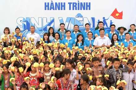 Đại biểu Hành trình "Sinh viên với khát vọng non sông" năm 2024 và đội viên, thiếu nhi Mường Nhé.