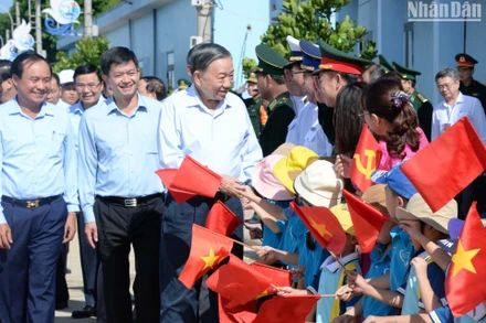 Tổng Bí thư, Chủ tịch nước thăm, làm việc tại huyện đảo Cồn Cỏ.