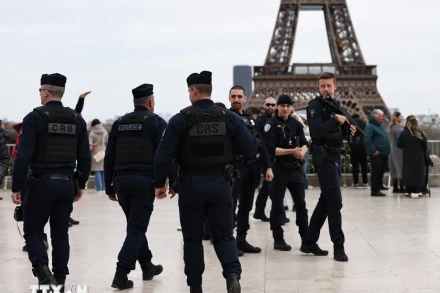 Cảnh sát Pháp tuần tra trên quảng trường Trocadero ở thủ đô Paris. (Ảnh: THX/TTXVN)