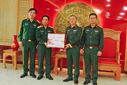 Trung tướng Nguyễn Doãn Anh tặng quà cho lãnh đạo Binh đoàn 15.