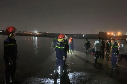 Lực lượng chức năng tìm kiếm các nạn nhân mất tích.