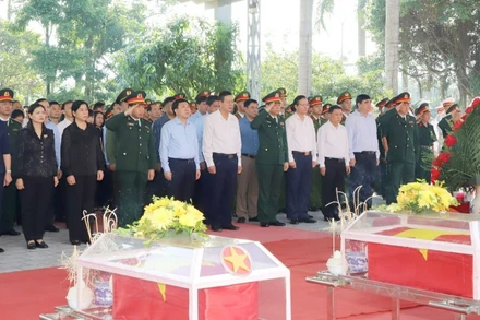 Các đại biểu dự Lễ truy điệu các Anh hùng Liệt sĩ tại Nghĩa trang Liệt sỹ Vị Xuyên.