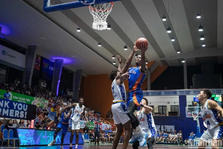 Hassan Thomas (áo xanh, lên rổ) tiếp tục là đầu tàu giúp Hanoi Buffaloes lội ngược dòng kịch tích trước đội khách Nha Trang Dolphins.