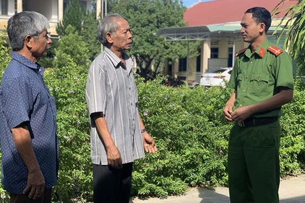 Lực lượng chức năng huyện Krông Pa phối hợp các tổ chức, chính quyền tuyên truyền để người dân không mắc mưu bọn xấu.