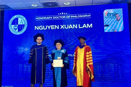 Tiến sĩ, bác sĩ, cựu chiến binh Nguyễn Xuân Lam là 1 trong 10 người Việt xuất sắc được nhận bằng Tiến sĩ danh dự do trường Đại học Quốc tế Hoa Kỳ trao tặng.