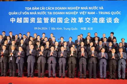 Chủ tịch Quốc hội Vương Đình Huệ chụp ảnh kỷ niệm với đại biểu Việt Nam và Trung Quốc dự Tọa đàm.