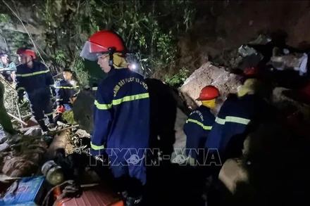 Việc cứu nạn, cứu hộ gặp nhiều khó khăn do vị trí hang động bị sập có địa hình hiểm trở.