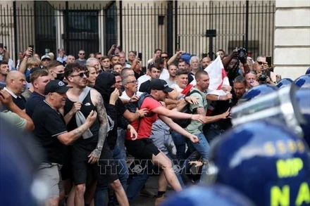 Người biểu tình phản đối nhập cư bất hợp pháp sau vụ tấn công bằng dao ở Southport xung đột với cảnh sát ở London, Anh ngày 31/7/2024. Ảnh: REUTERS/TTXVN