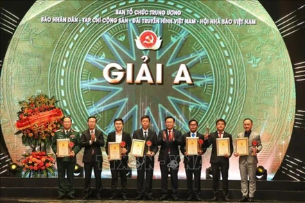 Chủ tịch Quốc hội Vương Đình Huệ; Thường trực Ban Bí thư Võ Văn Thưởng trao giải A cho các tác giả đoạt giải. (Ảnh tư liệu: Tuấn Anh/TTXVN)