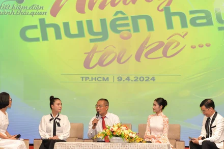 Các đại biểu trao đổi về giải pháp tiết kiệm điện tại chương trình.