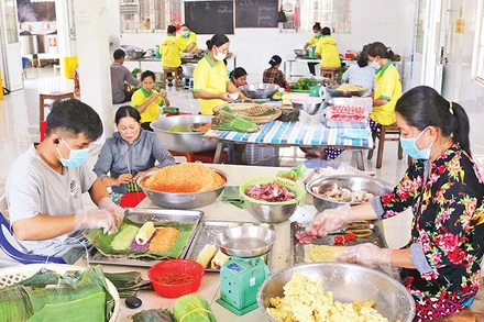 Cơ sở kinh doanh bánh tét Hai Lý, xã Kim Hòa, huyện Cầu Ngang, tỉnh Trà Vinh gói bánh phục vụ nhu cầu thị trường.