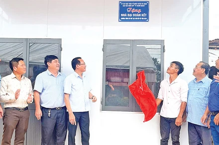 Tặng nhà đại đoàn kết cho ông Điểu Thái, một hộ đồng bào dân tộc thiểu số cận nghèo tại xã Nghĩa Trung, huyện Bù Đăng.