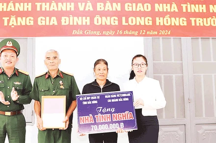 Bộ Chỉ huy Quân sự tỉnh Đắk Nông và Vietcombank chi nhánh Đắk Nông trao nhà mới tặng gia đình cựu chiến binh khó khăn về nhà ở.