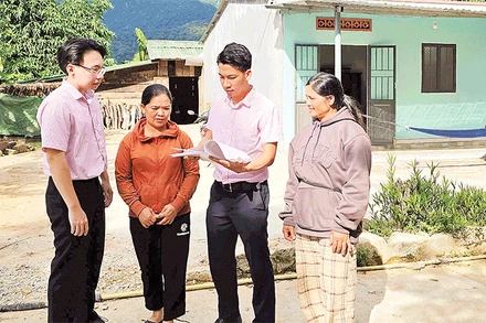 Cán bộ Ngân hàng Chính sách xã hội huyện Đăk Glei tuyên truyền giúp người dân sử dụng nguồn vốn vay hiệu quả.