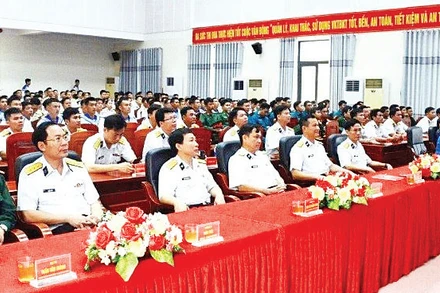 Các đại biểu dự triển lãm “Hải quân nhân dân Việt Nam Anh hùng - 70 năm hành trình giữ biển”. (Ảnh NGỌC VĨNH)