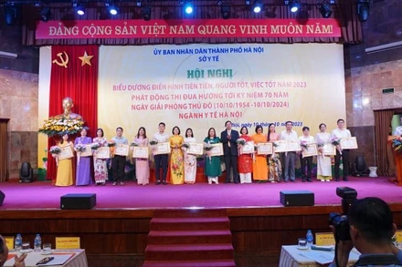 Lãnh đạo Sở Y tế Hà Nội biểu dương các cá nhân điển hình tiên tiến, người tốt, việc tốt cấp ngành năm 2023.