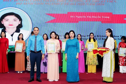 Lãnh đạo Công đoàn ngành y tế Hà Nội trao danh hiệu "Công nhân, Điều dưỡng, Kỹ thuật viên, Hộ sinh giỏi" ngành y tế Thủ đô năm 2024.