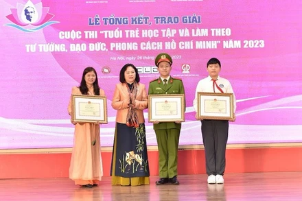 Thứ trưởng Giáo dục và Đào tạo Ngô Thị Minh trao giải Nhất cho các thí sinh ở ba bảng thi.