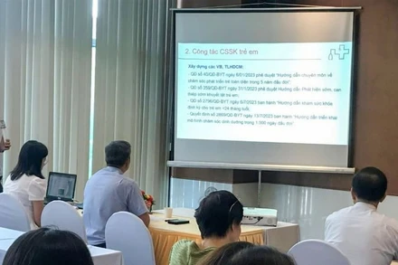 Lãnh đạo Vụ Sức khỏe bà mẹ-trẻ em trao đổi thông tin tại hội nghị.