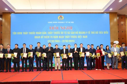Lãnh đạo Liên đoàn Lao động thành phố Hà Nội trao bằng tôn vinh cho các cán bộ tiêu biểu ngành Y tế Thủ đô.