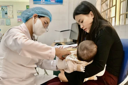 Khám sàng lọc trẻ tiêm vaccine sởi tại Trạm Y tế phường Yên Nghĩa (quận Hà Đông, thành phố Hà Nội).