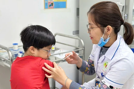 Cán bộ y tế tiêm chủng vaccine sởi cho trẻ trên địa bàn thành phố Hà Nội.