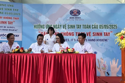 Ban Giám đốc, Công đoàn, lãnh đạo các khoa/phòng tổ chức ký cam kết thực hiện vệ sinh tay tại các đơn vị trực thuộc Bệnh viện K.