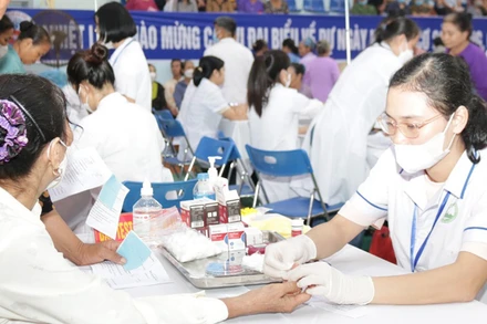 Các y, bác sĩ test đường máu cho người dân trên địa bàn huyện Ba Vì để phát hiện bệnh đái tháo đường