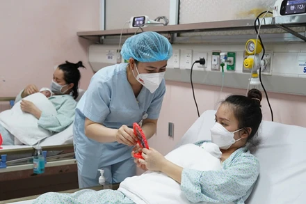 Chăm sóc trẻ sinh non tại Bệnh viện Nhi Trung ương.