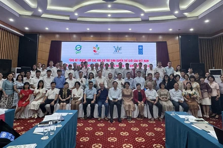 Các đại biểu chụp ảnh lưu niệm tại sự kiện.