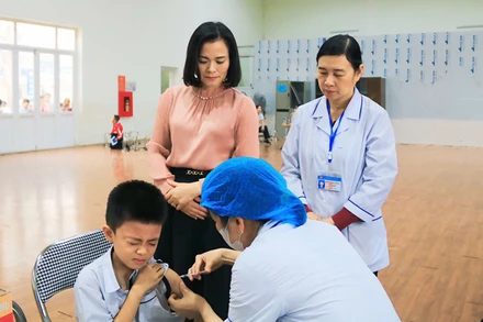 Cán bộ y tế tiêm vaccine sởi cho trẻ trên địa bàn huyện Thanh Oai (Hà Nội). Ảnh: Duy Tuân.
