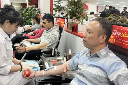 Người dân tham gia hiến máu tình nguyện tại buổi khai mạc Lễ hội Xuân hồng năm 2025 với thông điệp “Hiến máu đầu xuân- Nhân lên hạnh phúc”. 