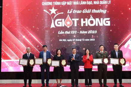Lãnh đạo Trung ương Hội Chữ thập đỏ Việt Nam và Viện Huyết học-Truyền máu Trung ương trao Giải thưởng "Giọt hồng" năm 2023 cho các tập thể, cá nhân.