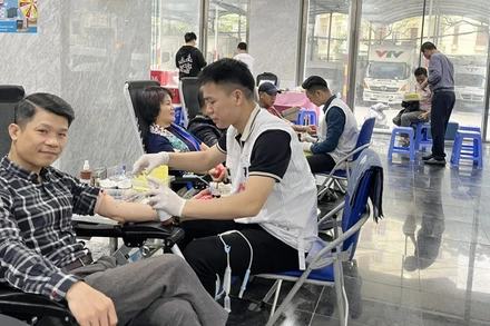 Cán bộ, viên chức, phóng viên, người lao động tại Đài Truyền hình Việt Nam tham gia hiến máu tại Lễ kỷ niệm.