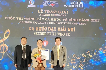 Lãnh đạo Bộ Lao động-Thương binh và Xã hội, Trung tâm Truyền thông Tài nguyên và Môi trường (Bộ Tài nguyên và Môi trường) trao giải thưởng cho tác giả đoạt giải.