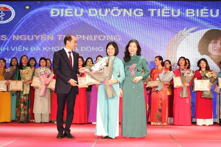 Lãnh đạo Sở Y tế Hà Nội trao phần thưởng cho các điều dưỡng tiêu biểu năm 2023
