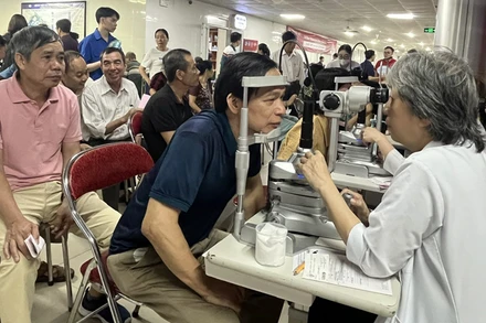 Các y, bác sĩ Bệnh viện Mắt Hà Nội 2 khám mắt cho người dân trên địa bàn tỉnh Phú Thọ tại chương trình.