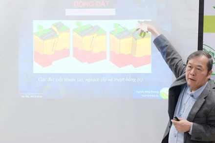 PGS,TS Nguyễn Hồng Phương trình bày bài giảng tại sự kiện.