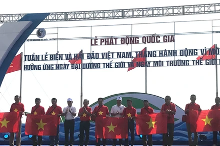 Trao cờ Tổ quốc cho ngư dân hai tỉnh Nghệ An và Hà Tĩnh.