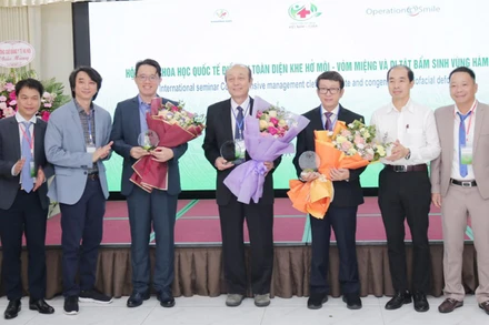 Tặng hoa cho các diễn giả tại hội thảo.