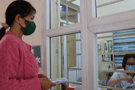 Người dân mua thuốc điều trị bệnh tai bệnh viện.