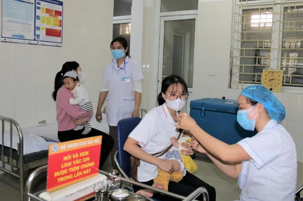Cán bộ y tế tiêm vaccine phòng bệnh sởi cho trẻ trên địa bàn thành phố Hà Nội.