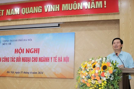 Lãnh đạo Sở Y tế Hà Nội phát biểu ý kiến tại hội nghị.