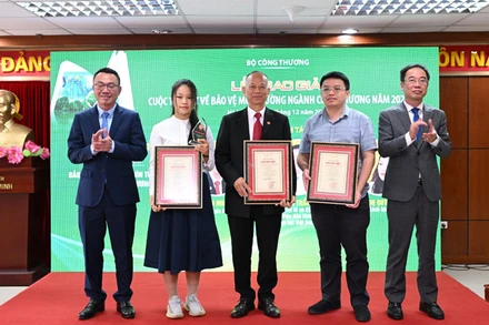 Trao giải đặc biệt cho tác phẩm "Bảo vệ môi trường nhìn từ góc độ ngành Công thương".