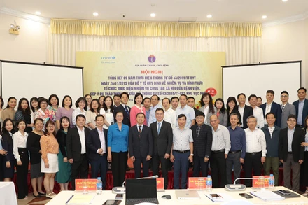 Các đại biểu chụp ảnh lưu niệm tại hội nghị.