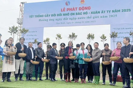 Lãnh đạo Bộ Tài nguyên và Môi trường. Tỉnh ủy, UBND tỉnh Thái Bình trao cây giống cho các đơn vị trên địa bàn tại lễ phát động.