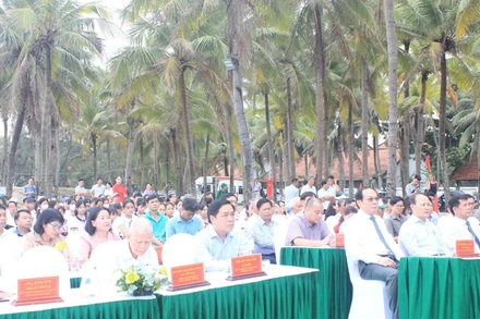 Các đại biểu tham gia hoạt động thả cá tại Lễ kỷ niệm. 