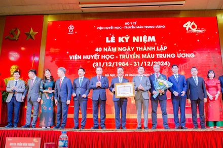 Lãnh đạo Viện Huyết học- Truyền máu Trung ương nhận Bằng khen của Bộ Trưởng Y tế trao tặng.