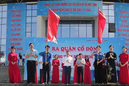 Lãnh đạo Sở Y tế, UBND huyện phát động và trao cờ cho đại diện Đoàn Thanh niên huyện Đông Anh.