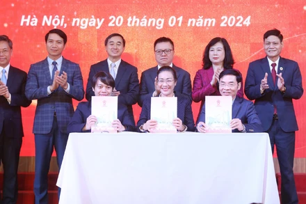 Bộ trưởng Y tế Đào Hồng Lan, Tổng Biên tập Báo Nhân Dân Lê Quốc Minh và các đại biểu chứng kiến ký Biên bản phối hợp giữa các đơn vị trong công tác hiến máu tình nguyện tại Việt Nam.